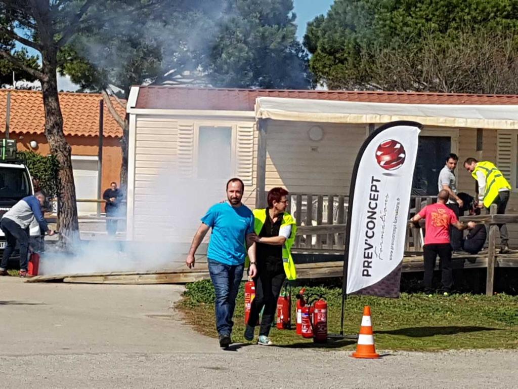 Exercice d’évacuation avec fumée dans un camping