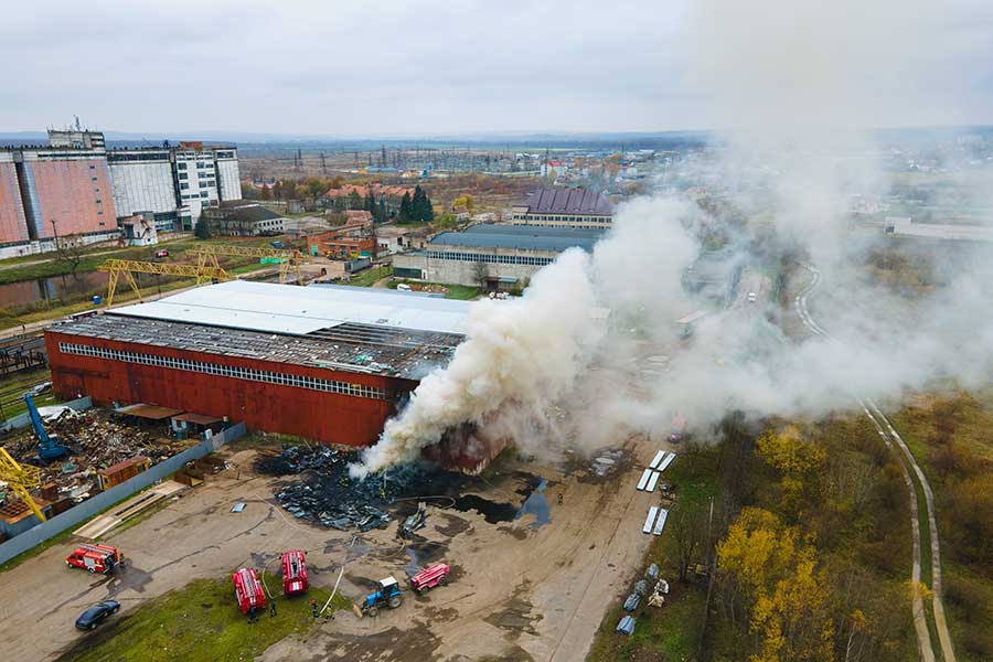 Fumée d’un incendie sur un site industriel
