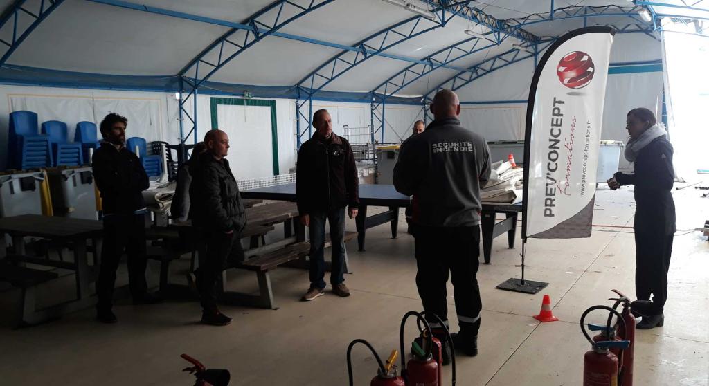 Formateur Prev’Concept et stagiaires pendant une session sous barnum