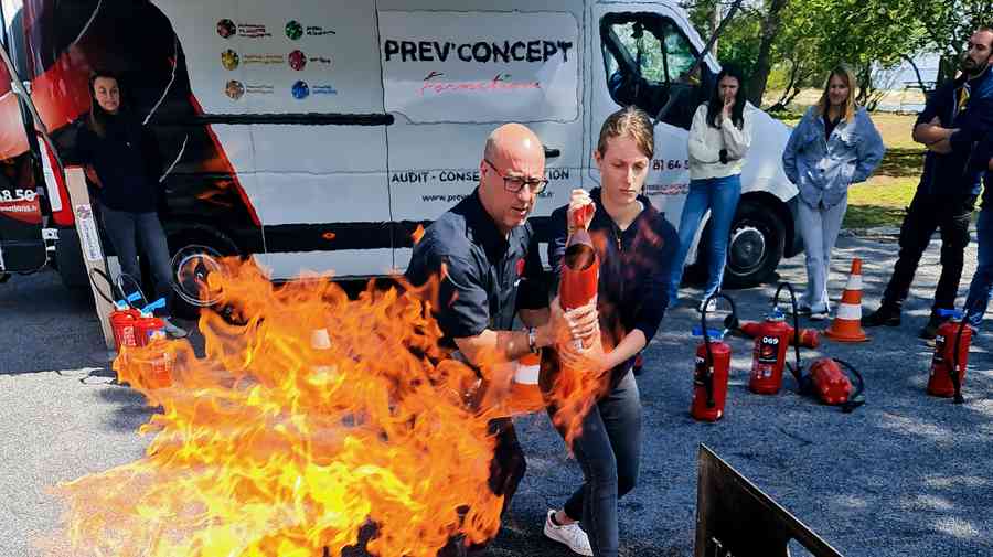 Exercice d’extinction sur bac à feu pendant une formation incendie Prev’Concept