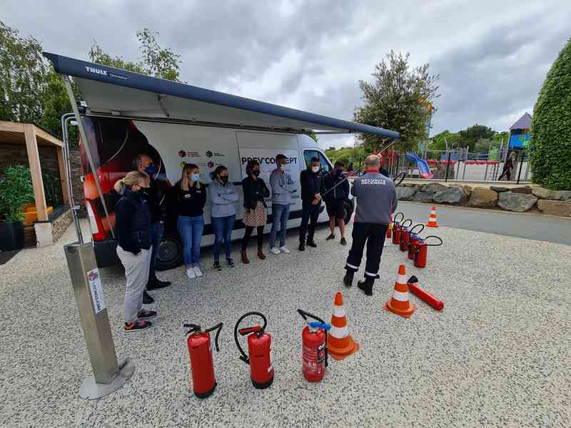 Stagiaires en formation incendie en extérieur, devant le véhicule Prev’Concept
