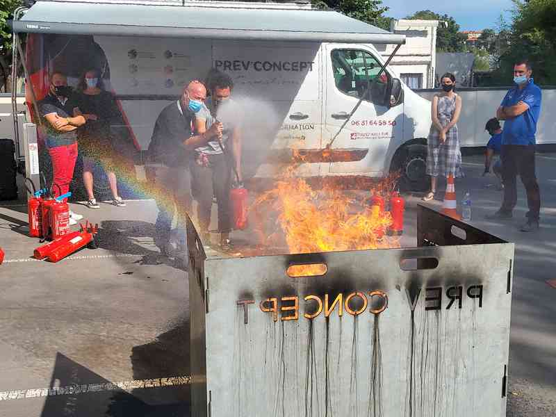 Bac à feu en action lors d’une formation incendie