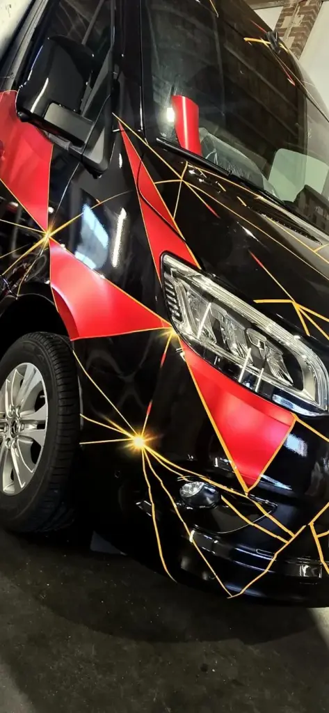 Détail du flocage rouge et noir du véhicule Prev’Concept