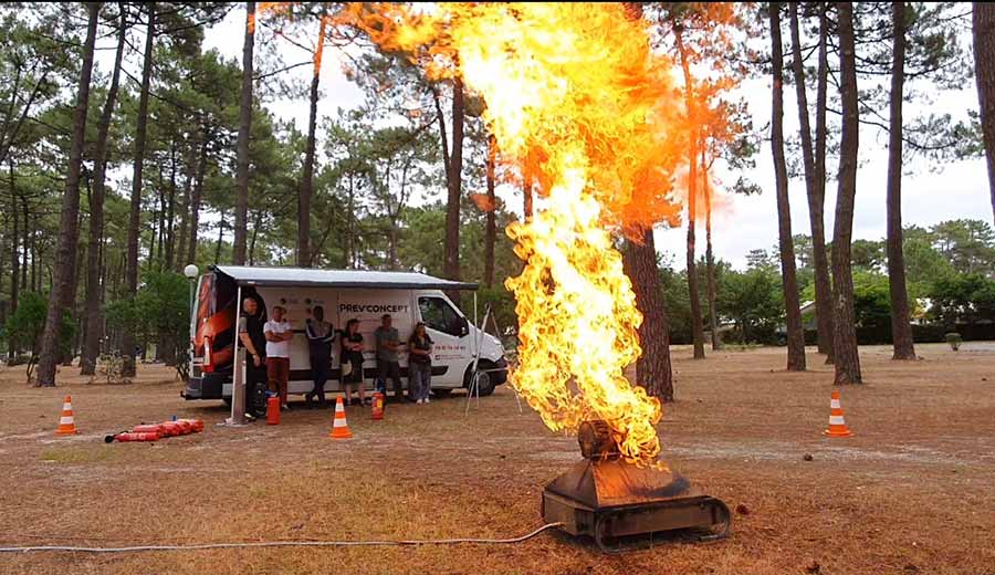 Démonstration d’un feu de grande hauteur pendant une formation