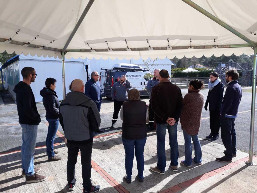 Formation théorique sous barnum, face aux stagiaires