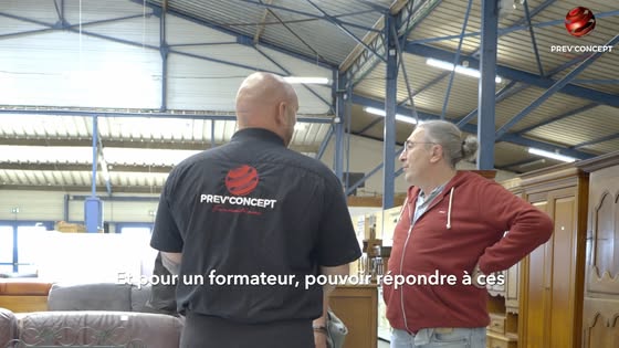 Yann Prouteau et un responsable d’Emmaüs Vendée dans l’entrepôt de l’association